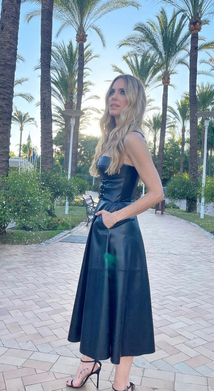 Vestido imitacion cuero 2025 zara