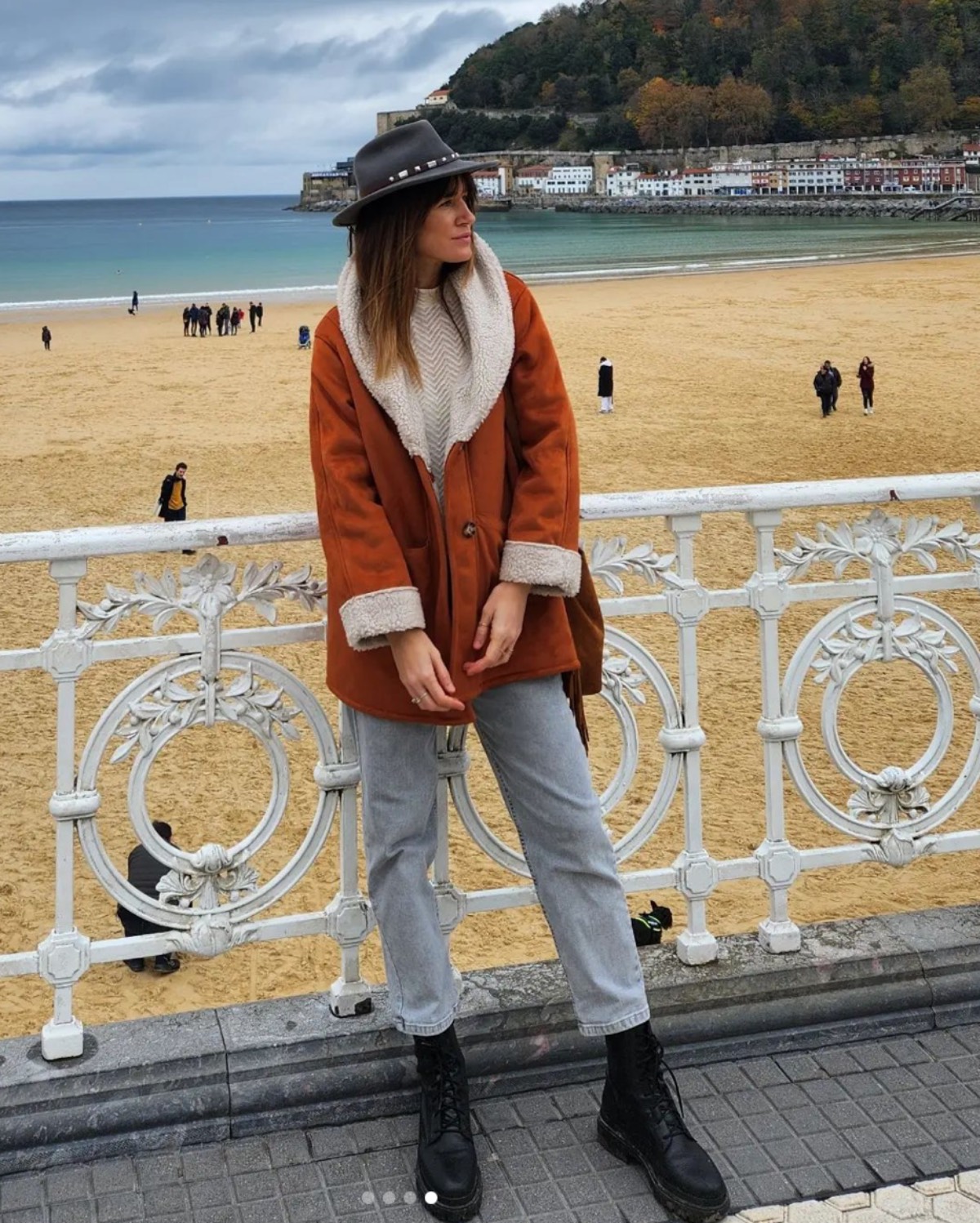 El look folk de Isabel Jim nez para hacer turismo causa sensaci n