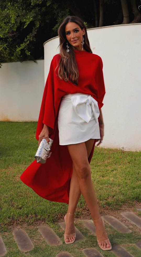Falda de rebajas y blusa capa el lookazo de Zara de Roc o Osorno