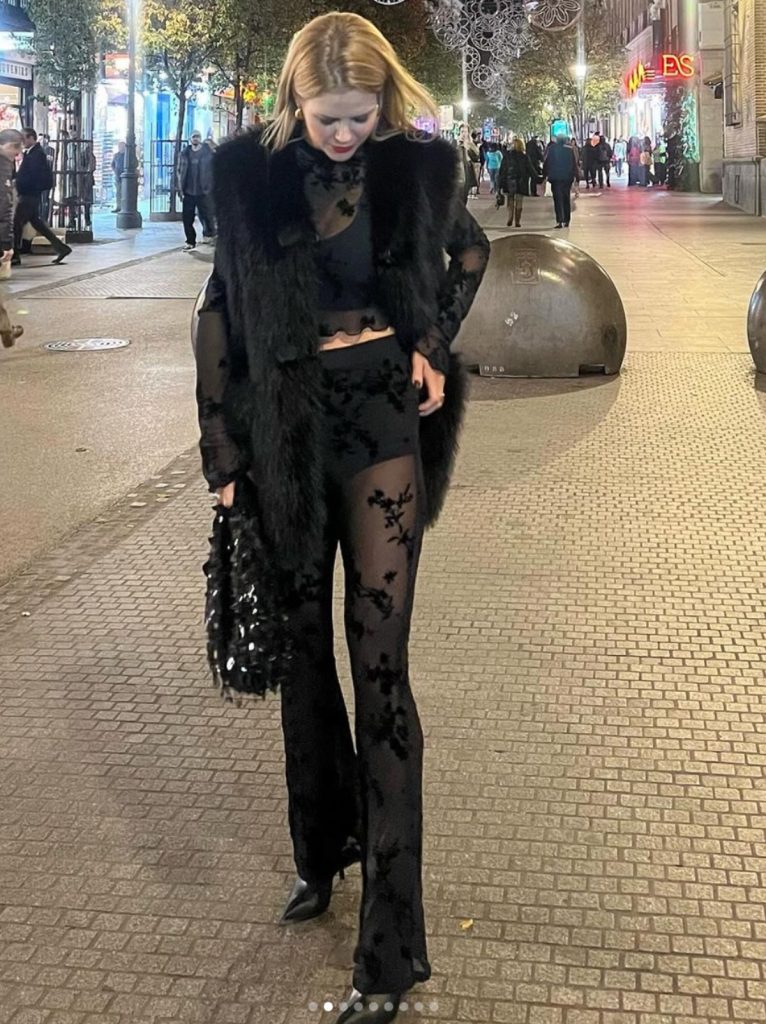 Amelia Bono tiene el pantalón transparente de 14 euros de Primark