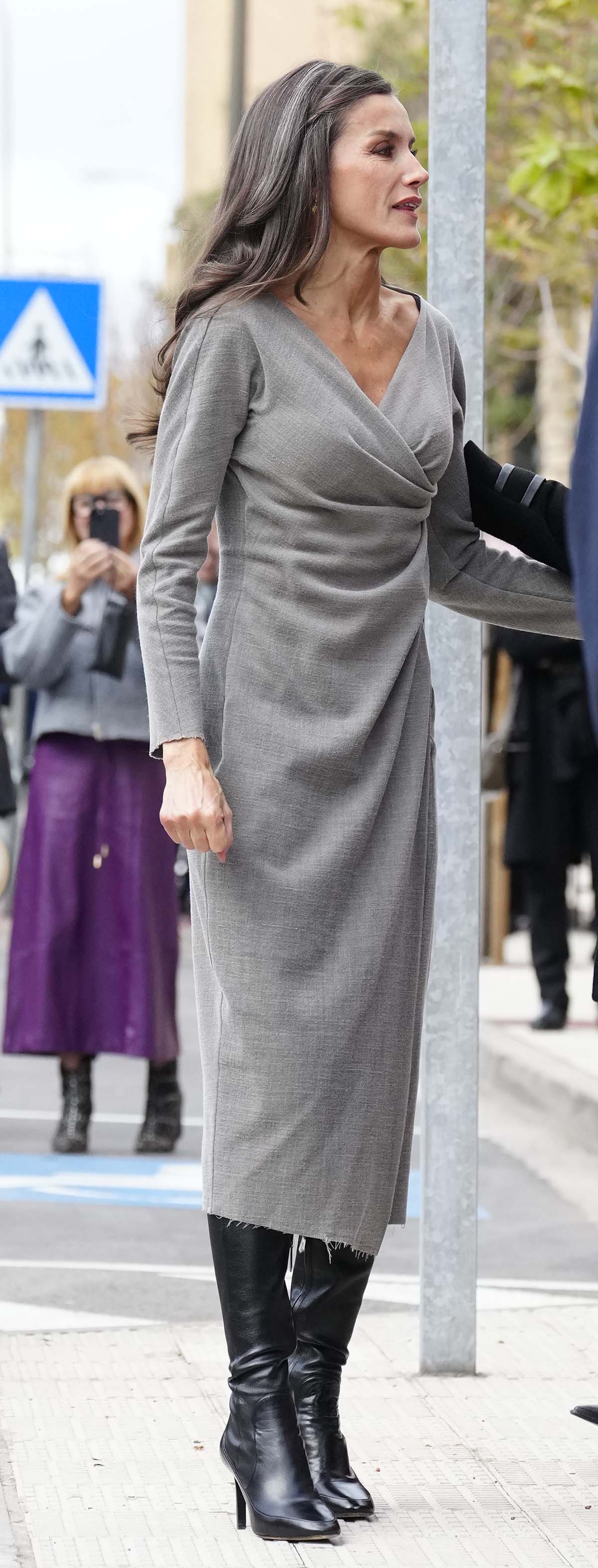 Vestido gris con botas negras deals