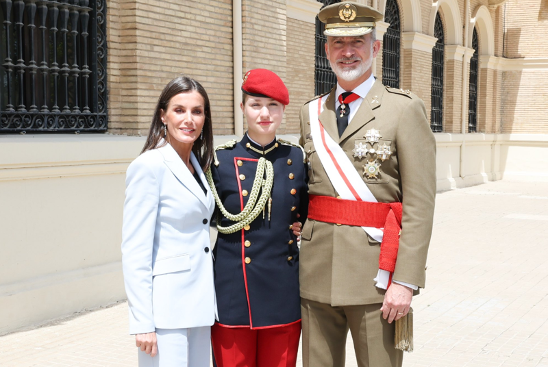 Los Reyes Felipe y Letizia posan con la Princesa Leonor en la Academia General Militar de Zaragoza.&amp;nbsp;
