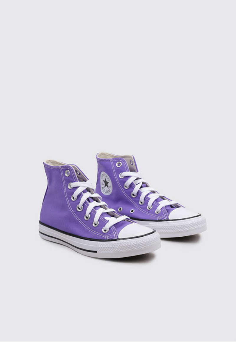 Las mujeres elegantes volveran a la oficina con estas zapatillas super tendencia que podras llevar con vestidos estampados