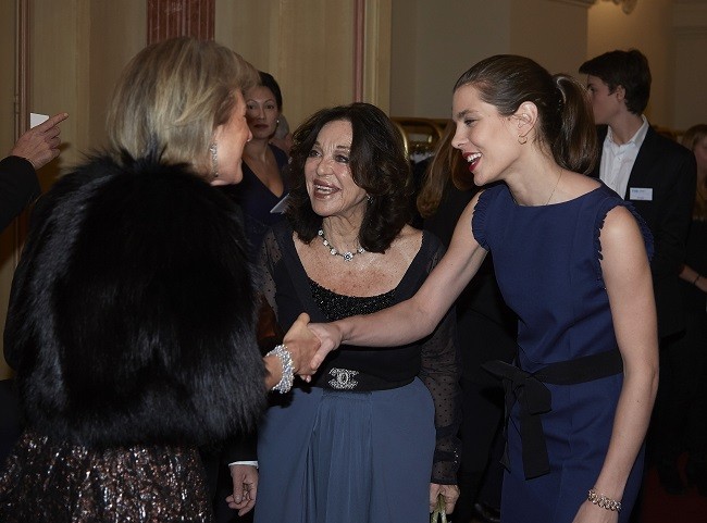 La princesa Astrid de Bélgica saluda a Carota Casiraghi durante la cena de gala