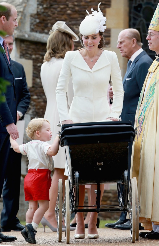 Kate Middleton junto a sus dos hijos en una foto del bautizo de la pequeña Carlota el pasado julio