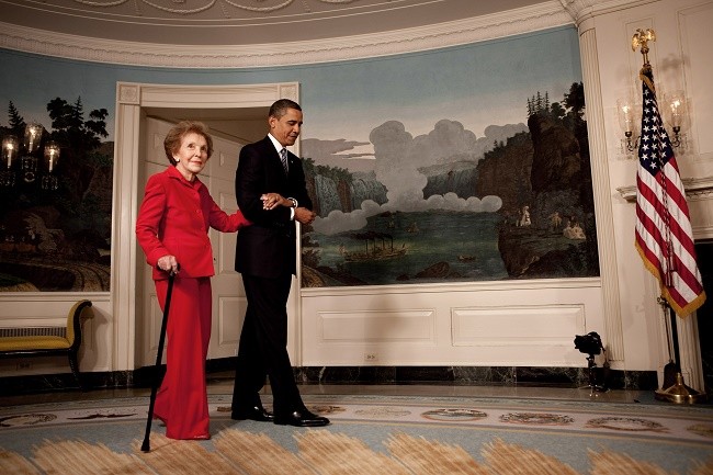 Nancy Reagan junto al presidente Barack Obama en el año 2009 