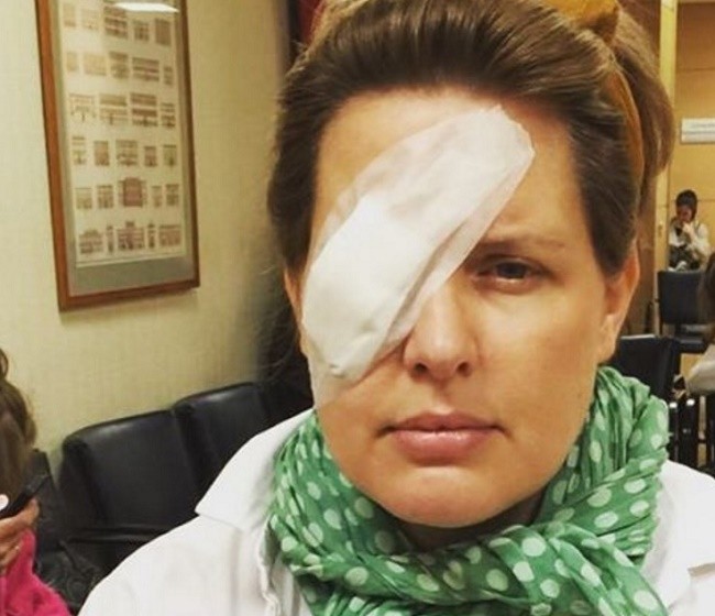 La presentadora Tania Llasera con una venda en el ojo derecho tras recibir el alta en Urgencias