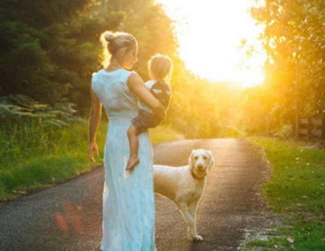 Elsa Pataky con su perro y uno de sus hijos Foto: Instagram