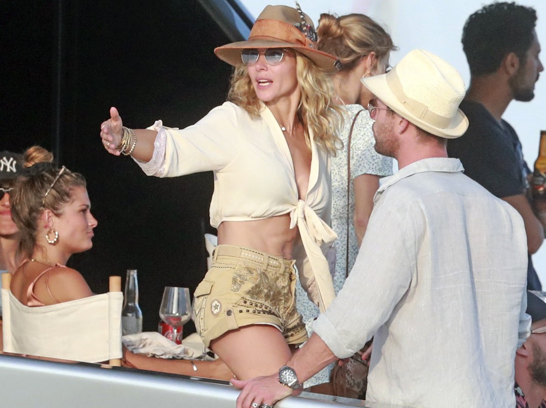 Imagen de Elsa Pataky, de fiesta en un yate en aguas de Ibiza con otros actores de Hollywood