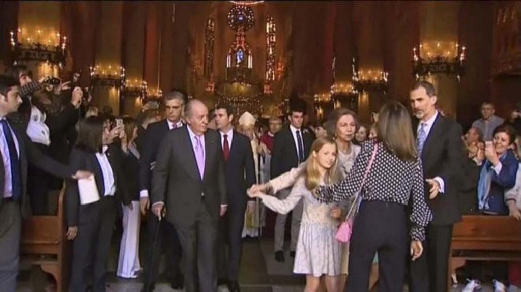 Enfrentamiento de la Reina Letizia y Doña Sofía en el posado abuela-nietas a las puertas de la Catedral de Palma