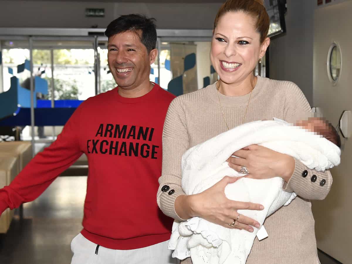 Pastora Soler abandona el hospital radiante con su hija Vega en brazos