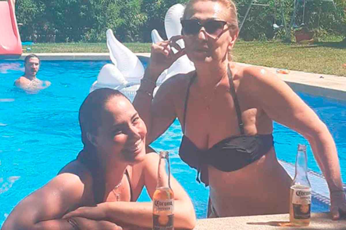 Fotos del día: La foto del posado en bikini de Rosa Benito y Rosario Mohedano
