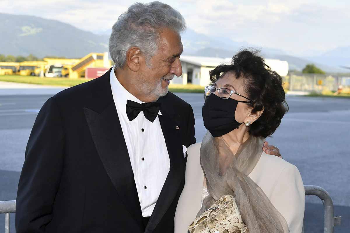 Plácido Domingo reaparece sonriente con su mujer: 