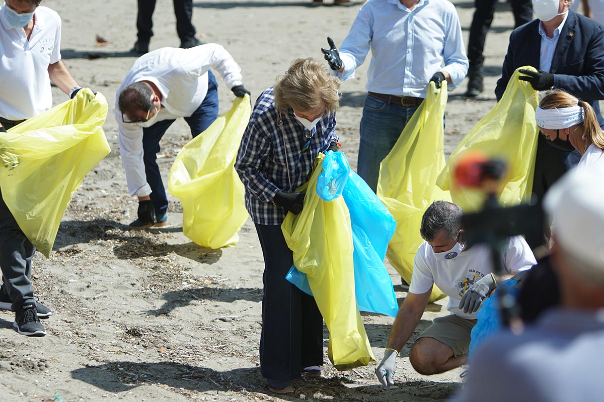Queen Sophia during the campaign «1m2 for the beaches and seas» to commemorate the international day of beach cleaning in Malaga 09/19/2020