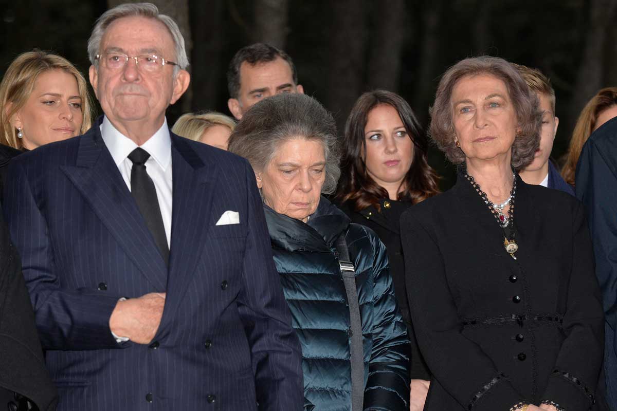 Atacan y destrozan la tumba de los padres de la Reina Sofía