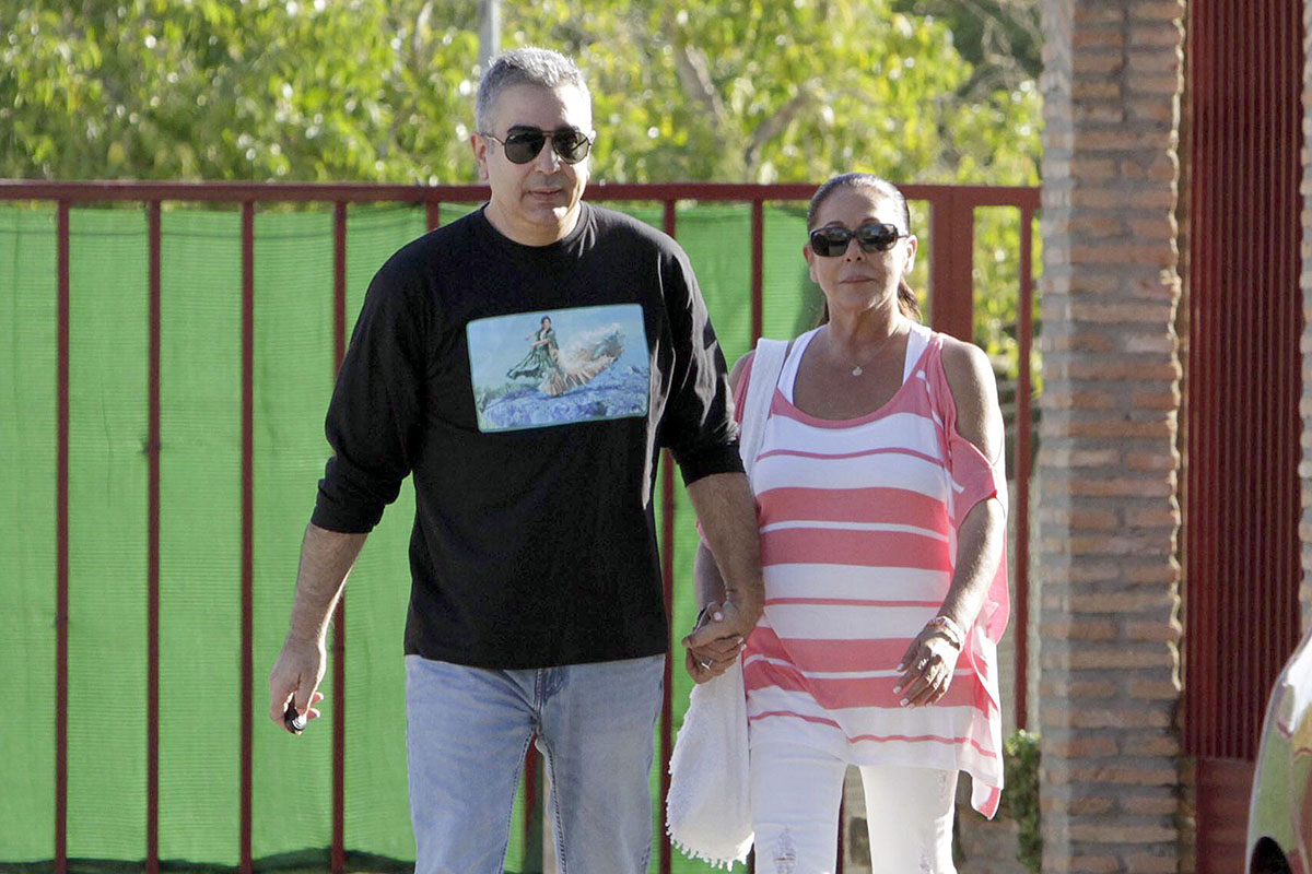 La cantante Isabel Pantoja y Agustín Pantoja saliendo de la cárcel de Alcala de Guadaira.